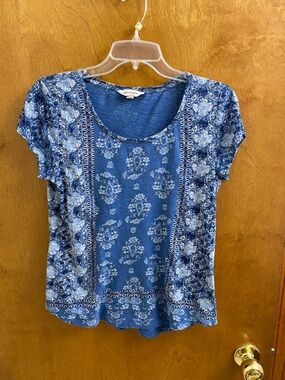 Lucky Brand short sleeved top. Size medium.